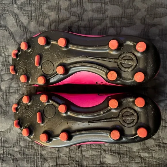 Like New Nike Girls Pink Soccer Cleats - Picture 5 of 6